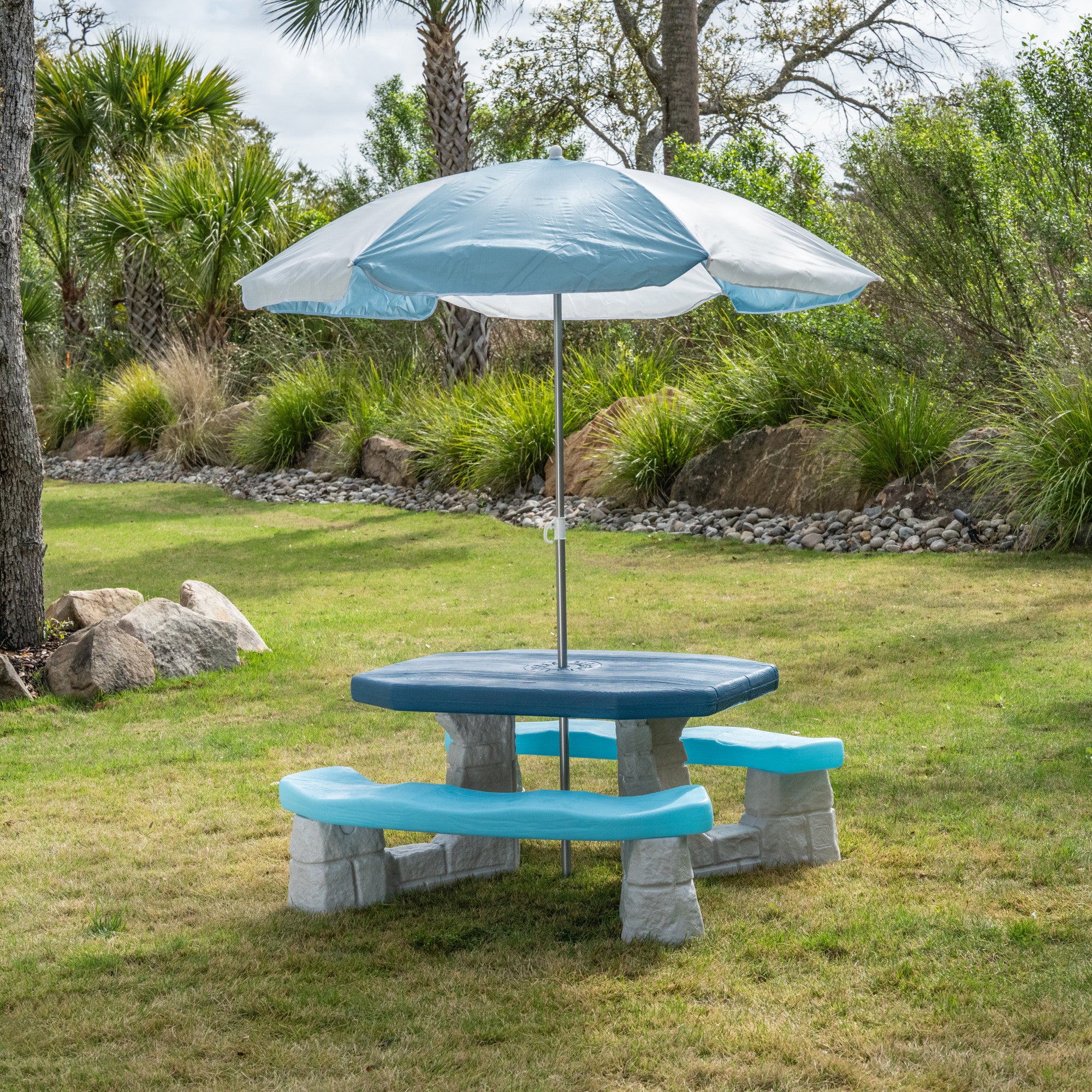 Sun & Fun Picnic Table with Umbrella™ - Image 4